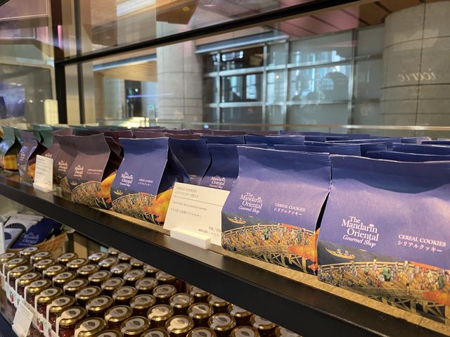 東京・日本橋『マンダリン オリエンタル 東京』のカフェ。サンタの姿をしたケーキ『オーナメント』