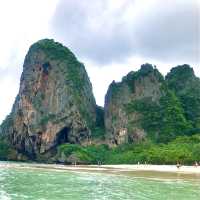 หาดถ้ำพระนาง สวยเด่นตรงวิวถ้ำและเกาะใกล้ๆชายหาด