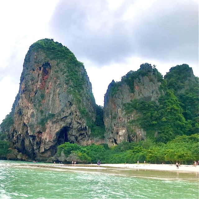 หาดถ้ำพระนาง สวยเด่นตรงวิวถ้ำและเกาะใกล้ๆชายหาด