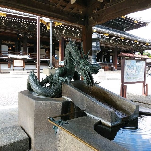 京都府にある荘厳な東本願寺