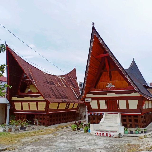 Afternoon stroll around Tuk-Tuk, Samosir 