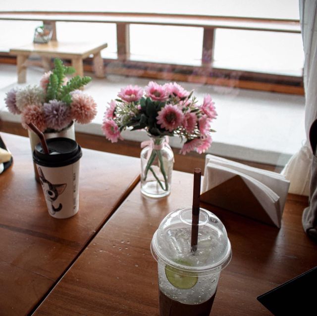 นั่งคาเฟ่ราคาหลักร้อย ได้วิวหลักล้าน @สมุย