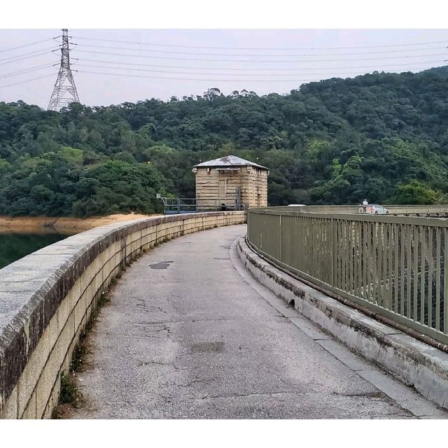 登上馬騮山。九龍水塘 Kowloon Reservoir 