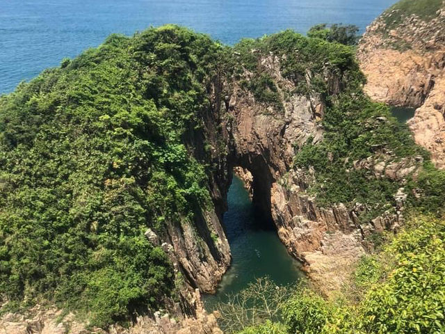 往吊鐘洲觀斷岩奇觀「金魚擺尾」
