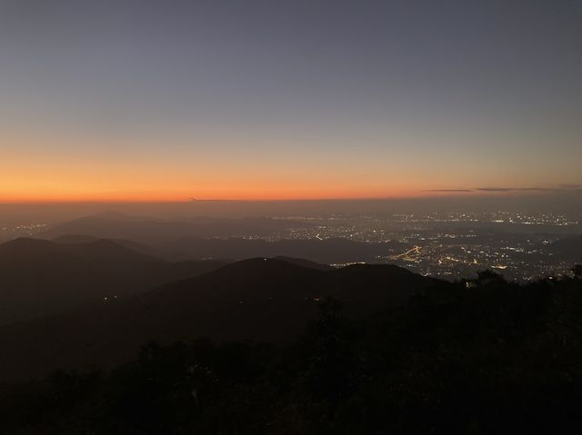 香港最高的山峰-大帽山｜日落。起霧。雲海。晚霞。夜景