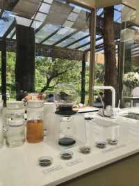 นั่งห้อยขาริมลำธาร จิบชาเขียวในคาเฟ่ฟีลญี่ปุ่น