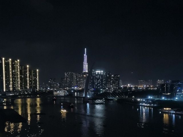 아름다운 리버사이드 뷰와 함께🌁 호치민 도심 한 가운데서 즐기는 호캉스🌃