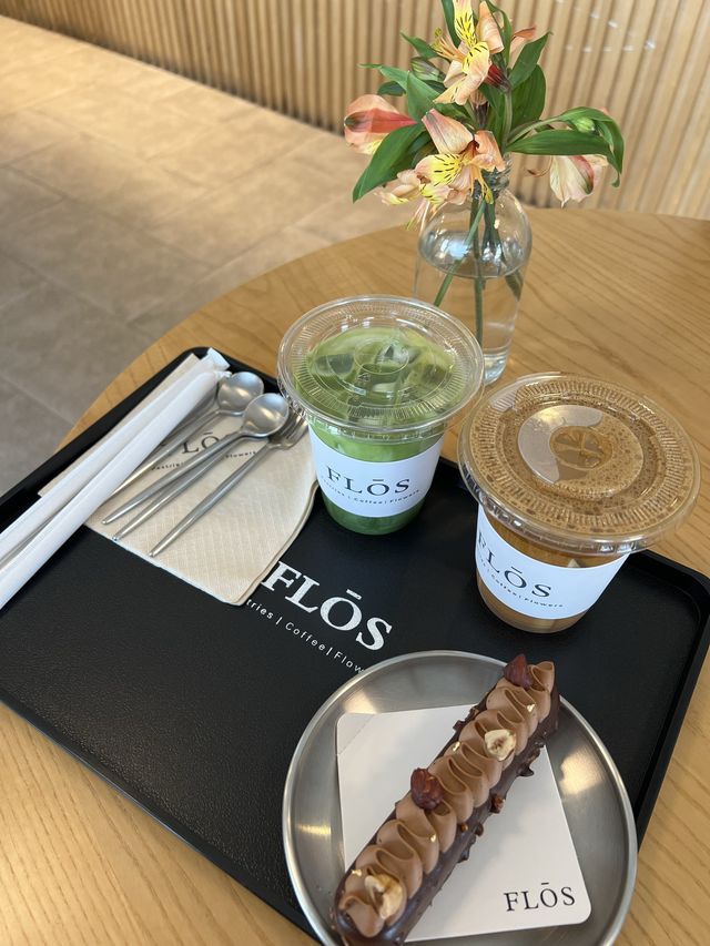 Flos, a beautiful floral cafe