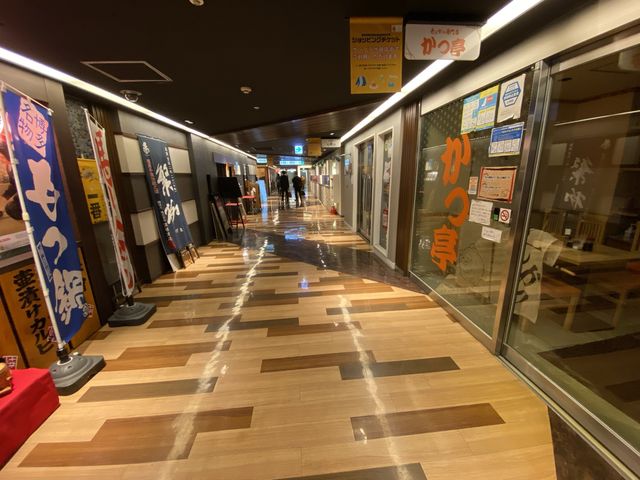 主要交通機関に直結。地下飲食店街『博多うまかもん通り』