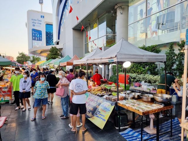 ช้อปปิ้งกินเที่ยว Walking Street Sriracha