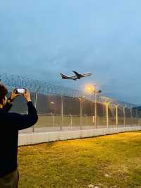 近距離望著飛機衝上雲霄 | 機場跑道尾