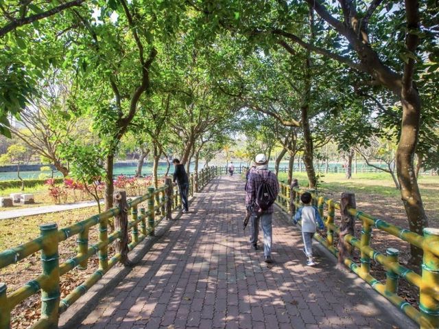 有『台灣西湖』之美譽，高雄澄清湖風景區，著名景點有三橋、六勝、八景，值得來訪。