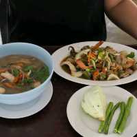 ทานอาหารกลางวัน ร้านฮิมน้ำเชียงใหม่ 