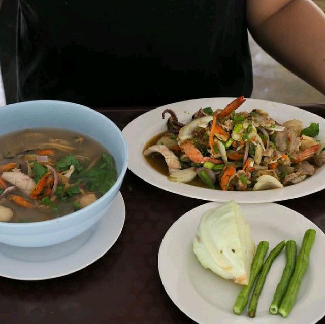 ทานอาหารกลางวัน ร้านฮิมน้ำเชียงใหม่ 