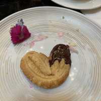 high-tea at the mall 每次行過都比佢哋啲香味吸引咗…. 