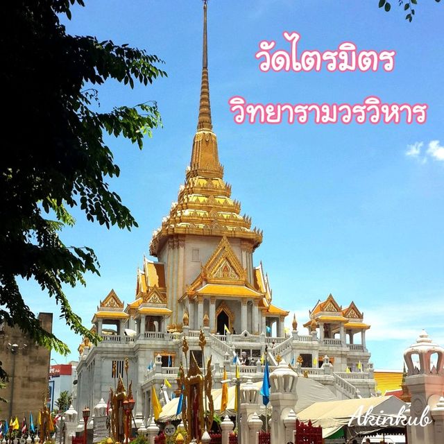 กราบสักการะพระพุทธมหาสุวรรณปฏิมากร