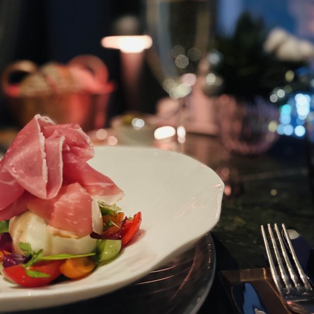 Dinner with incredible views 🥂