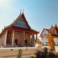 วัดโบราณริมแม่น้ำ