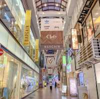 夜の三宮センター街をゆく