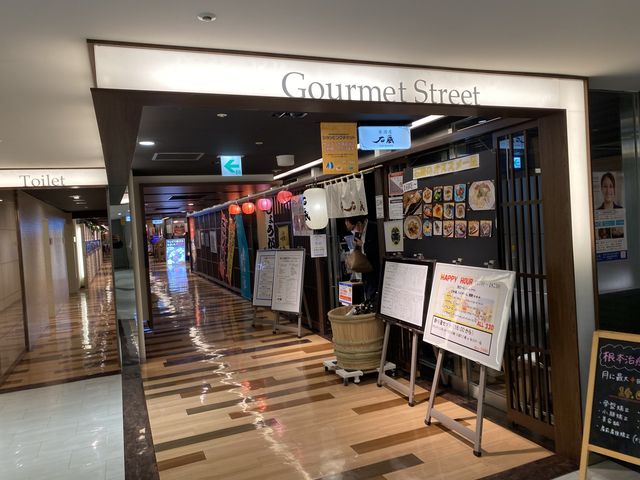 主要交通機関に直結。地下飲食店街『博多うまかもん通り』