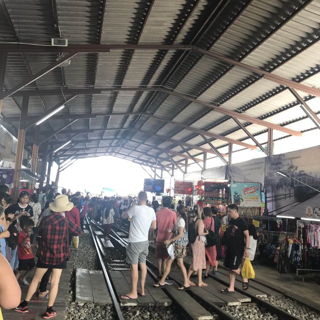 美功鐵道市場‼️世界少有特色市場😍火車🚞駛入市場⁉️每人千人朝聖