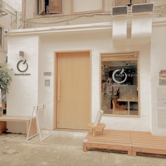 《 西 貢 日 系 木 感 咖 啡 店 》
