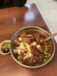 ［台北/西門町］ 老山東牛肉麵🐮｜必比登推薦美食 牛肉超軟嫩 水餃比牛肉麵更搶眼?!😱 