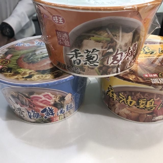 捷運東門站旁一大床1100-1300內，20:30後有免費泡麵