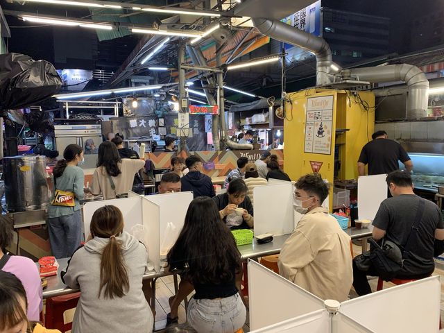 高雄瑞豐夜市美食｜平價的萬國牛排🥩人滿多的