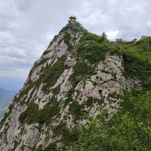 Enjoy nature at Gansu's Lianhuashan mountain 