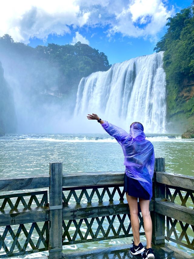 The largest waterfall in Asia!💙