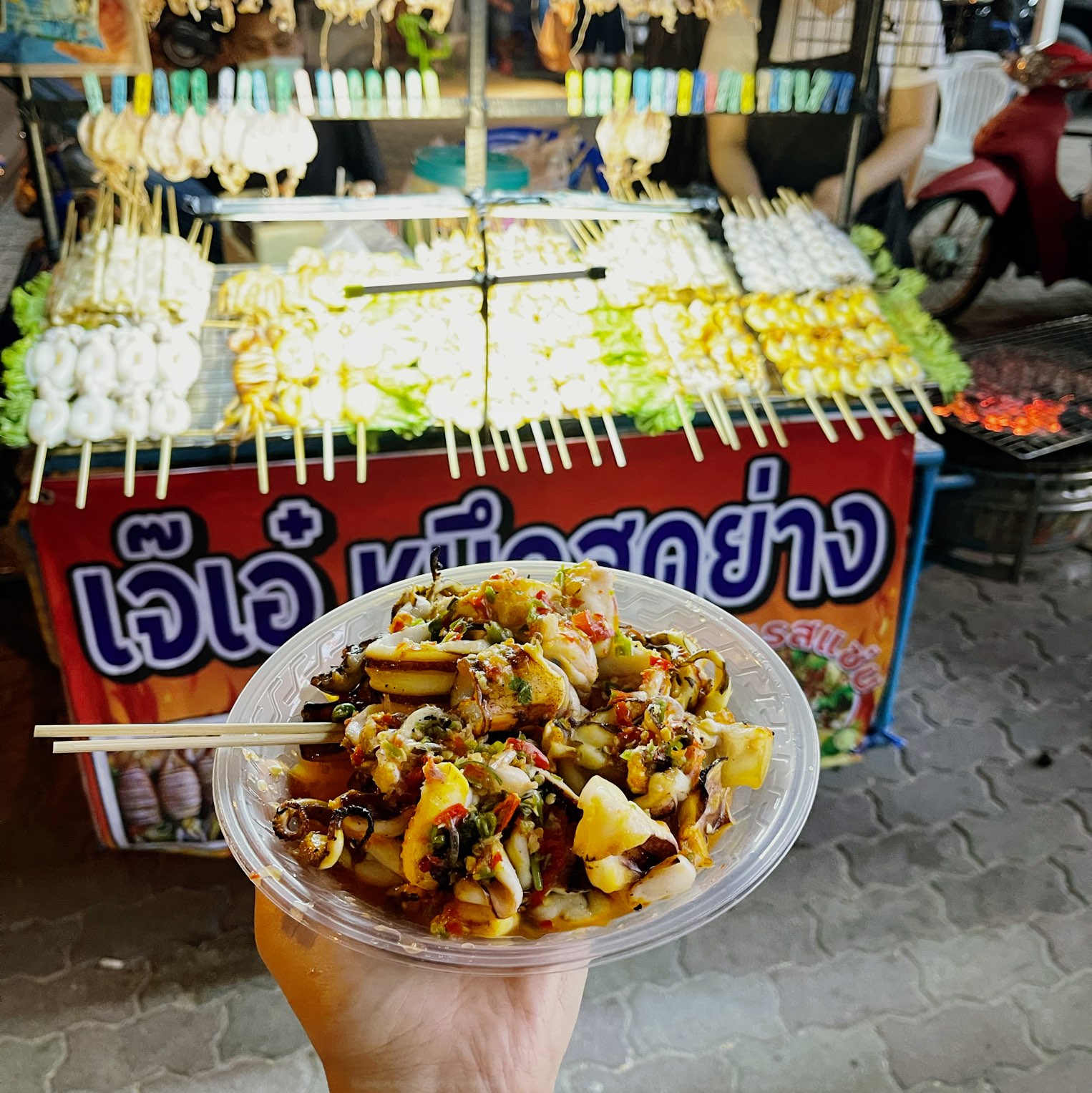 ร้านหมึกย่างสุดแซ่บริมหาดบางแสน | Trip.Com ชลบุรี