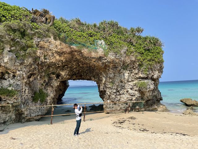 宮古島の透き通った海にたそがれて。