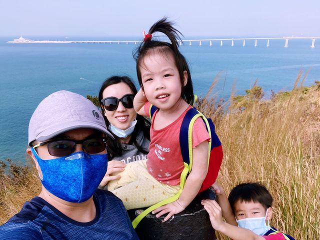 眺望一望無際的大海及港珠澳大橋