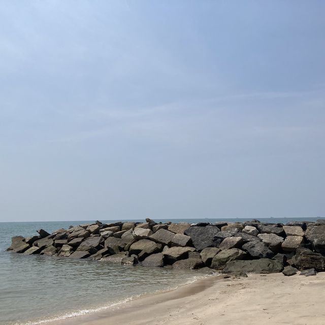 เอาความทุกข์ไปปล่อย ที่”หาดแสงจันทร์”