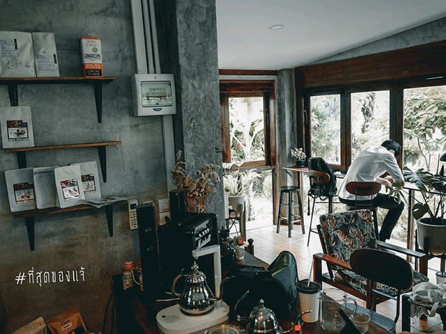 บาริสต้าหน้าตาดีกับคาเฟ่เพชรบุรีที่น่ารัก