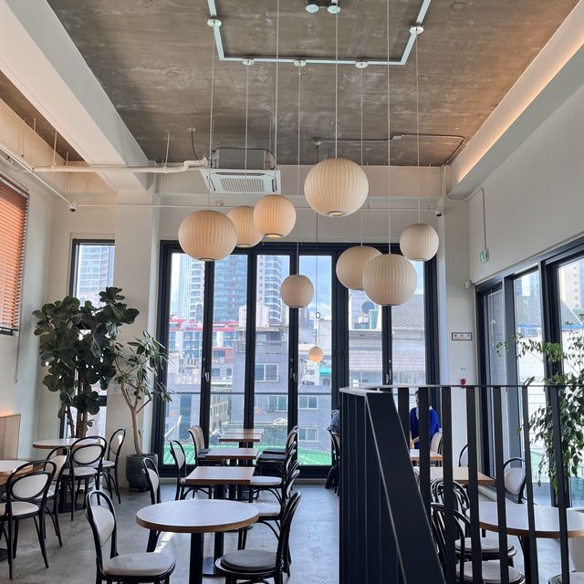 송리단길 루프탑 카페에서 롯데월드타워 바라보며 마시는 커피 한 잔☕️