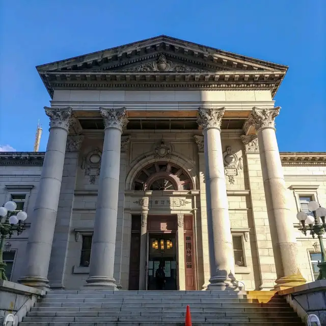 まるで神殿！大阪の中之島図書館