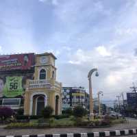 an unmissable landmarks in a roundabout  