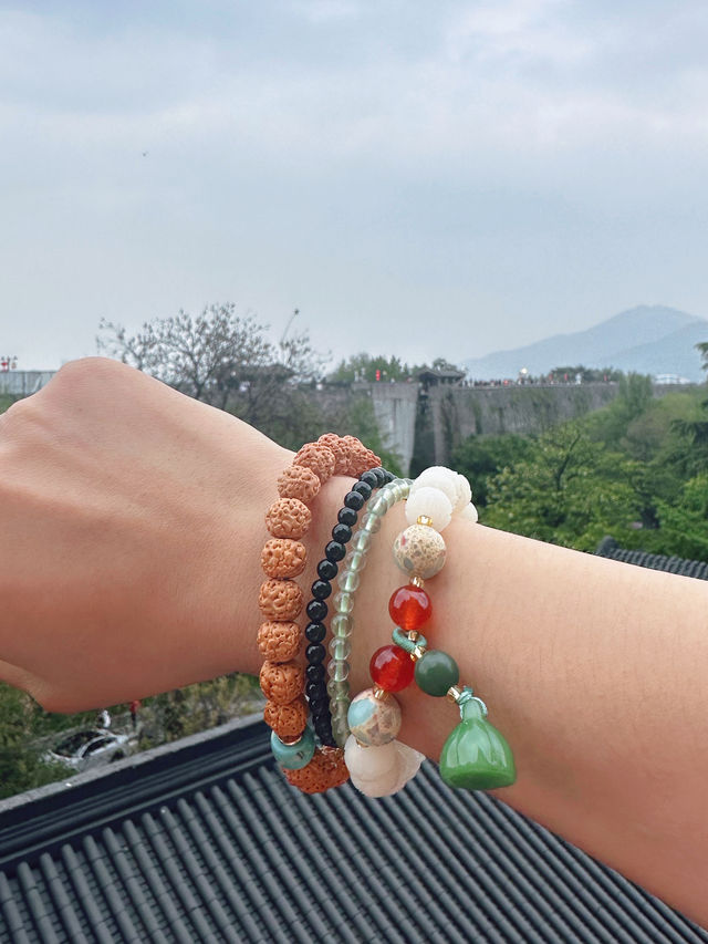 The wise do not enter the river of love, young people worship Buddha for wealth, and Nanjing has accurate and spiritual places to seek wealth.