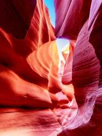 Go to the narrowest and most magical Antelope Canyon in the world to enjoy the magical and colorful colors.