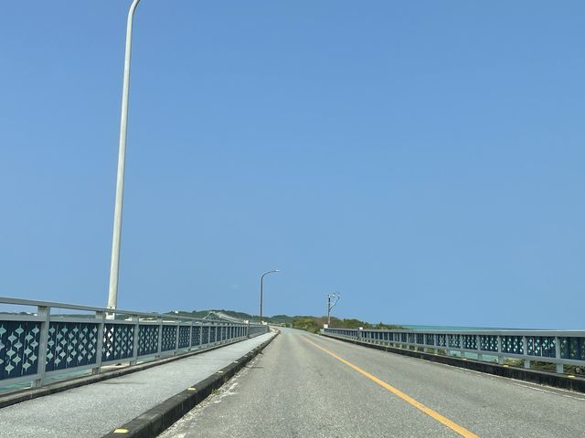 宮古島の透き通った海にたそがれて。
