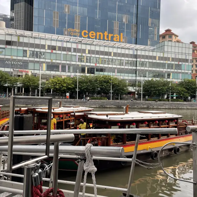 Serene city cruise down Singapore River