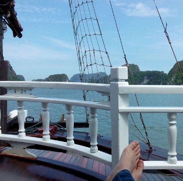 Paloma Cruise along Ha Long Bay