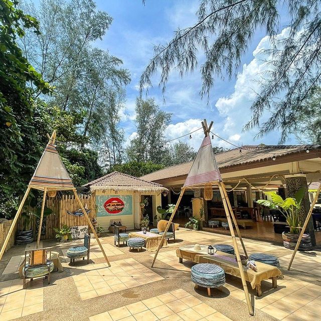  Naiyang Beach Camp Cafe' & Bistro ในยางบีชแคมป์