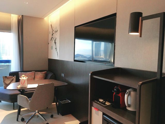 High-tech staycay