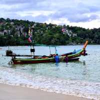 ชายหาดสวย  ทรายขาว น้ำทะเลสีฟ้า