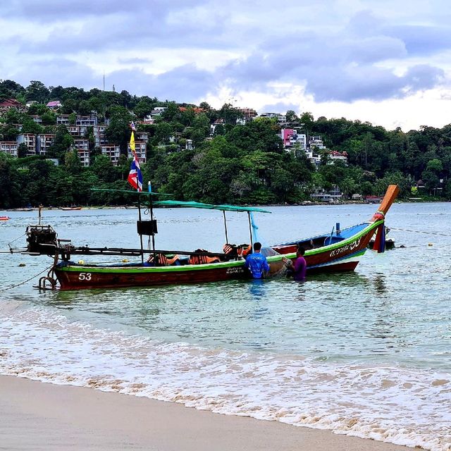 ชายหาดสวย  ทรายขาว น้ำทะเลสีฟ้า