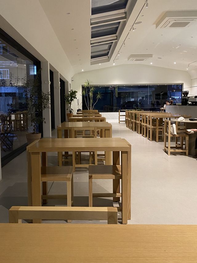 커피가 맛있는 성수동 통유리 카페 ‘오우드’