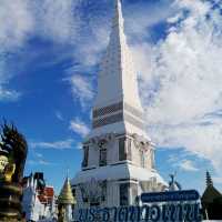 Phra That Tha Uthen, A riverside temple